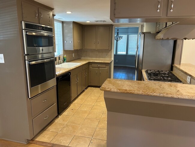 Building Photo - 1702 Maux Dr