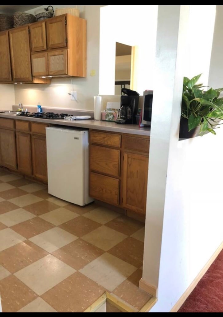 Spacious kitchen gas cooktop, microwave, convection oven - 3313 N Clark St