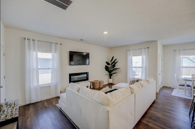Building Photo - Desirable Fairway Village 4 bedroom 2.5 bath home in Oakland