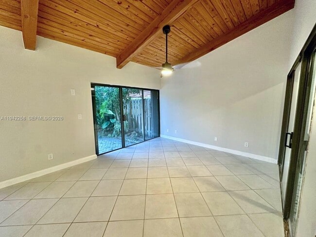 Building Photo - 2753 Parkview Dr S