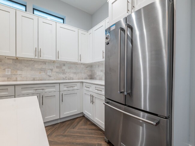 Building Photo - "Charming 4-Bed Houston Haven with Elegance on East 32nd Street!"