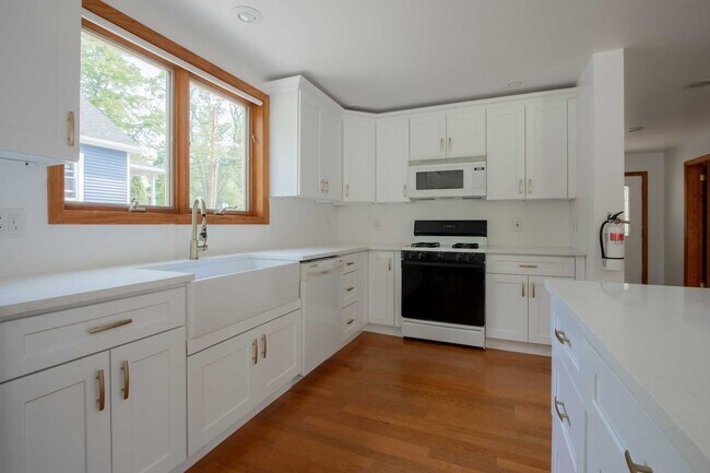 Building Photo - 74 Clinton Pl