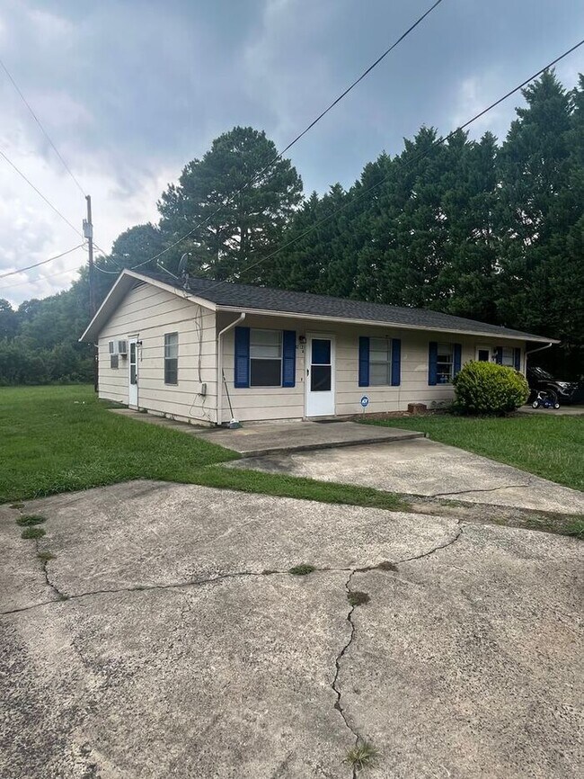 Building Photo - Charming and updated 2-bedroom, 1-bath duplex conveniently located in Durham