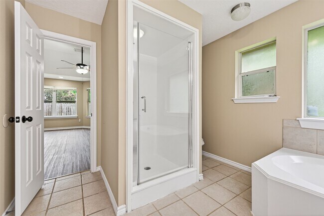 Building Photo - 11655 Lakeview Manor Dr