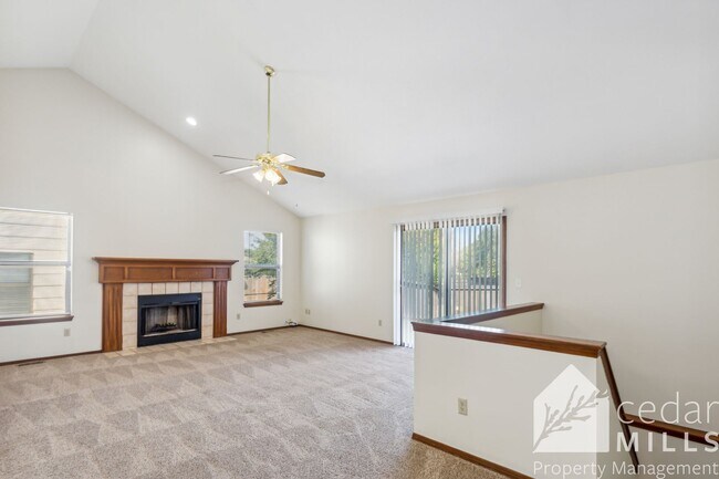 Building Photo - 3 bedroom Townhome in Andover