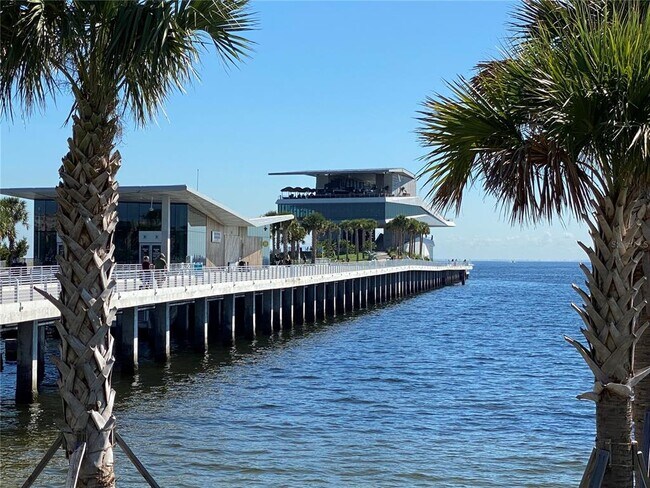 Building Photo - 7200 Sunshine Skyway Ln S