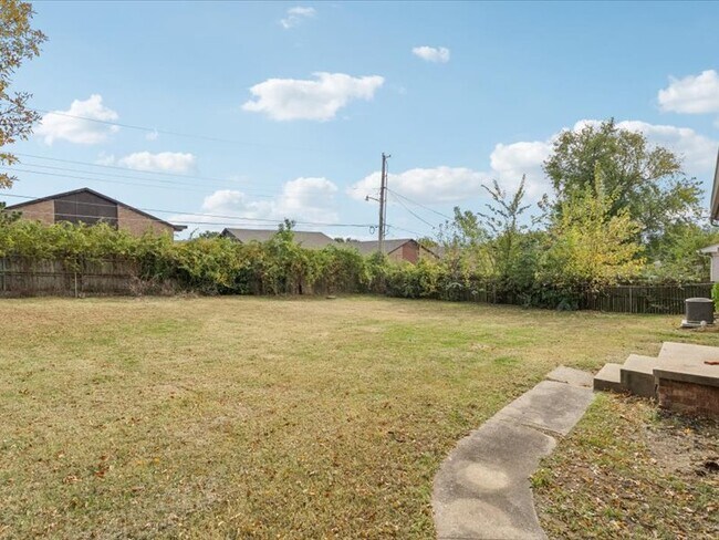 Building Photo - 2607 S Maplewood Ave