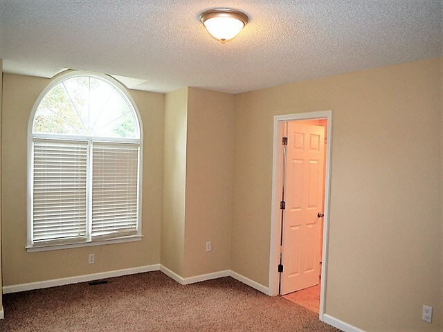 Building Photo - 2 Bethel Oaks Ct