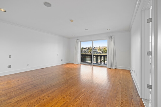 Building Photo - 1 Island Dr