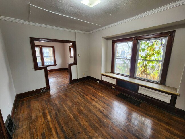 Building Photo - Charming 4-Bedroom Property in Prime Location (SECTION 8 VOUCHERS ACCEPTED)