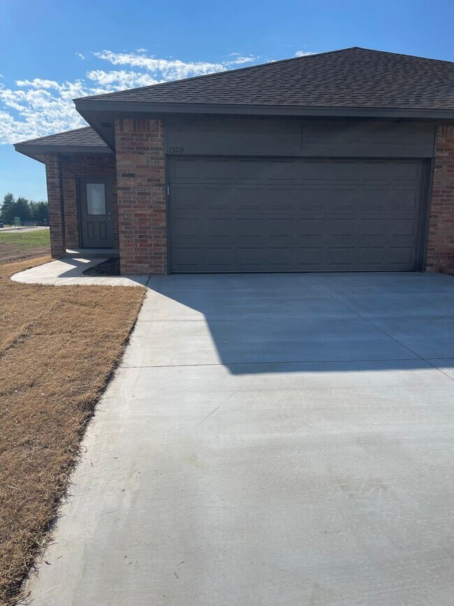 Building Photo - 3 bedroom duplex in Newcastle