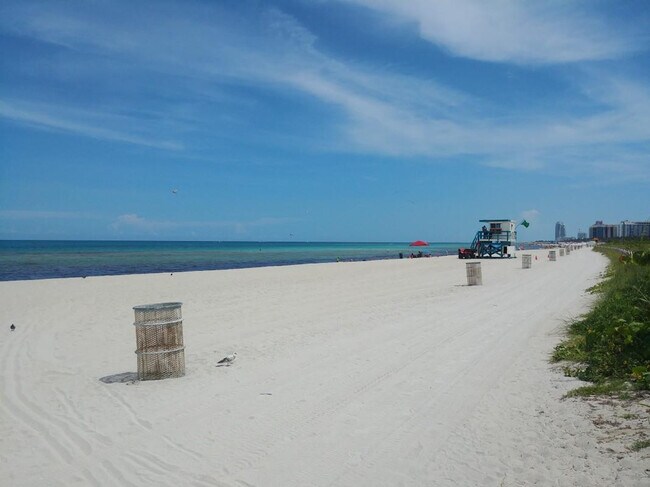 Building Photo - 2655 Collins Ave