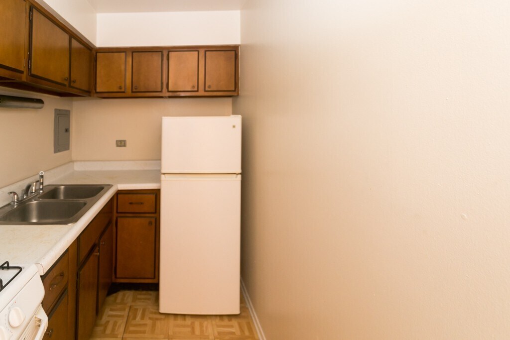 Building Photo - 665 W Wrightwood Ave