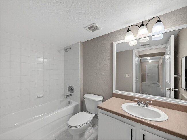 Building Photo - 121 SW Palm Dr