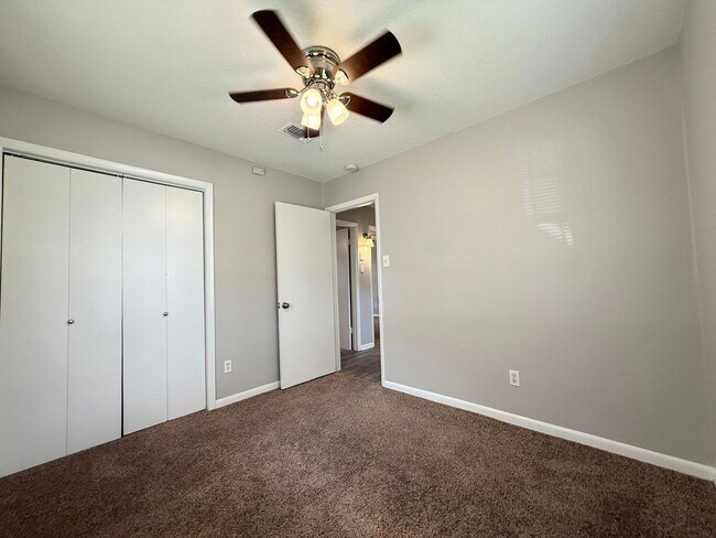 Building Photo - 7401 Valley Dr