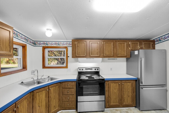 Building Photo - 220 Tree Ln