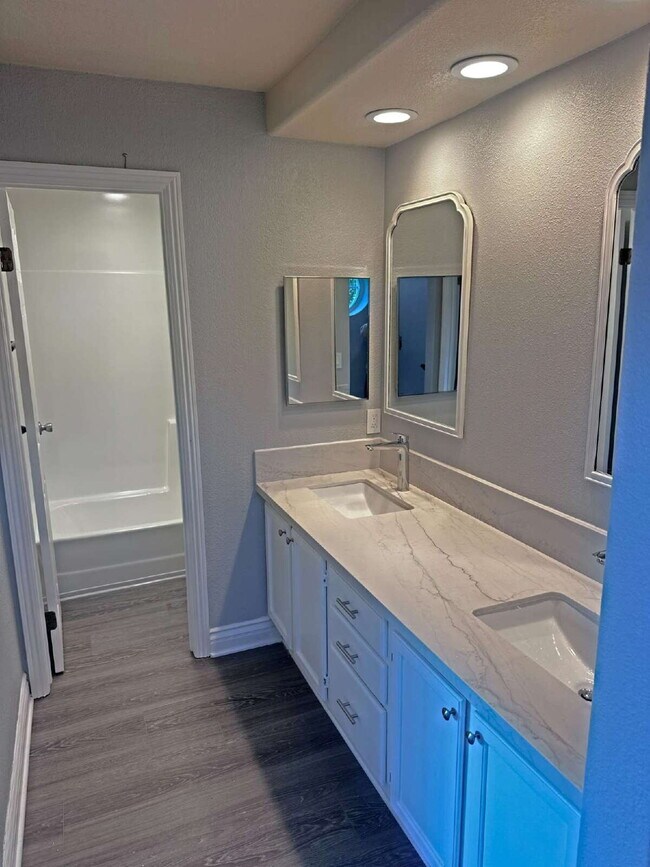 Building Photo - La Mesa Four-Plex Townhouse with Decks & G...