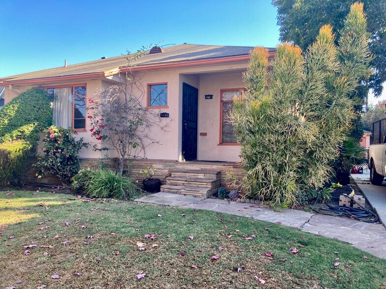 Front - 1242 S Point View St