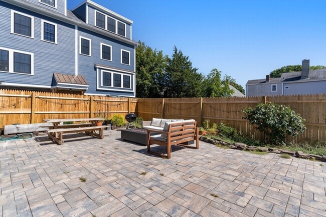 Building Photo - 8 Osborne St