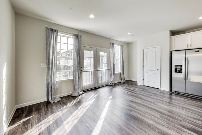 Building Photo - Luxurious on Lanham Hill - 3 + 3.5 Near New TH 3 bed + 3 Ba