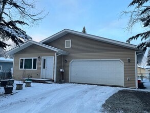 Building Photo - Dog friendly, 3 bedroom home in Aurora