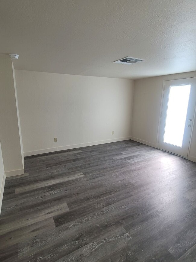 Building Photo - Quiet 1Br 1Bath in the Carmichael area