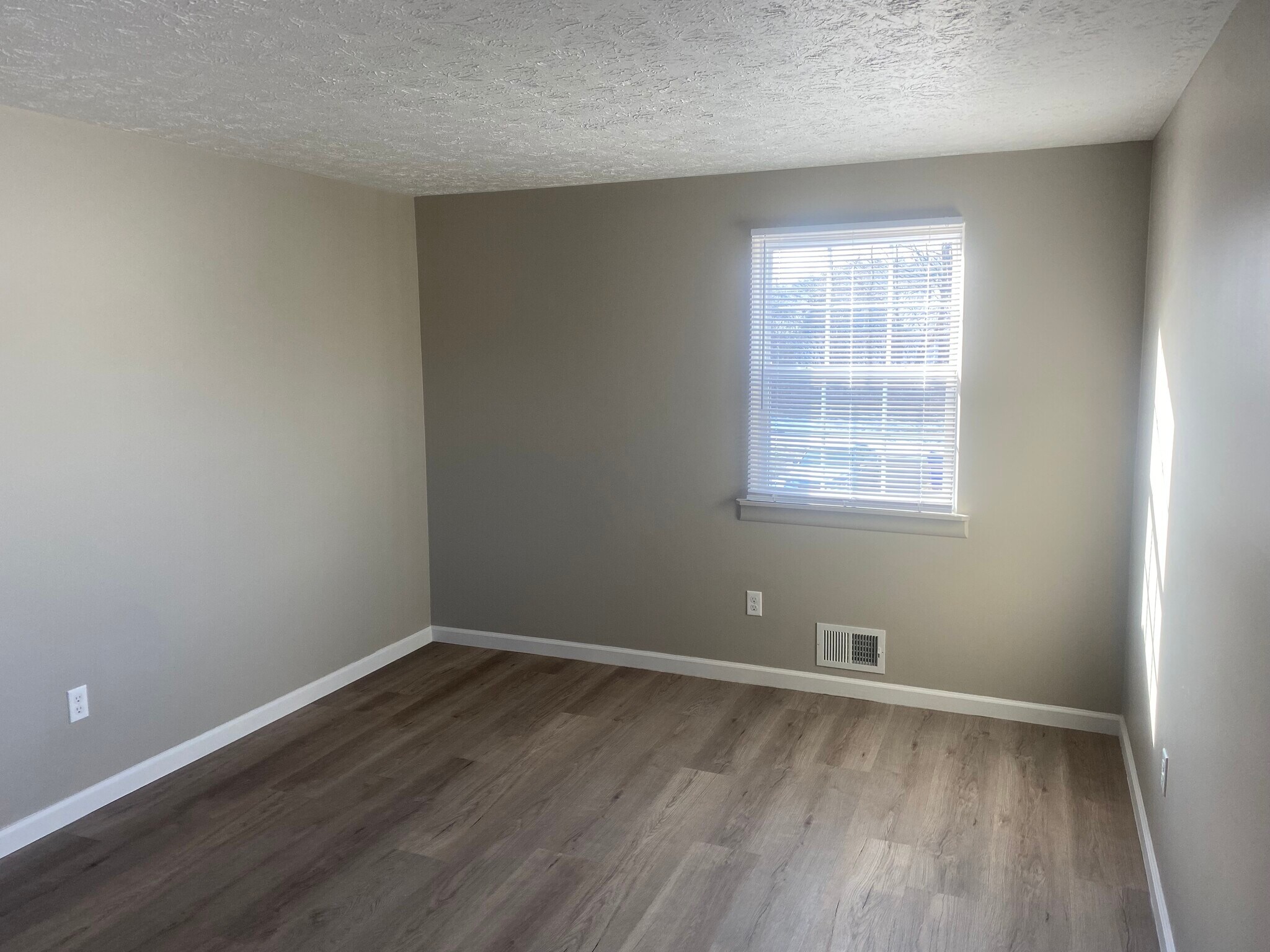 Building Photo - 74 Willowick Dr