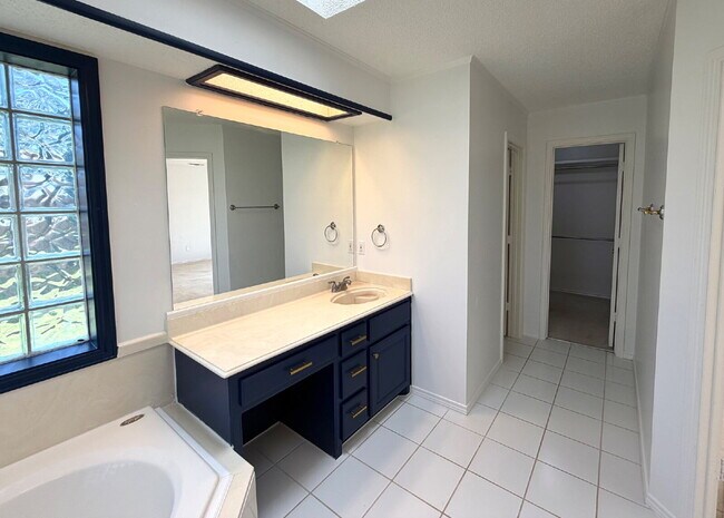 Building Photo - Beautiful 3 Bed, 2 Bath Home in an Established, Centrally Located Neighborhood