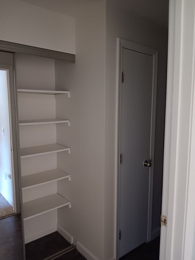 Building Photo - one bedroom one bath downstairs