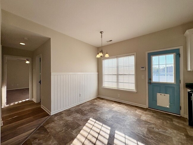 Building Photo - Move-In Ready, Fenced-In Backyard, Pet Friendly, One Story Home – Convenience Meets Comfort!