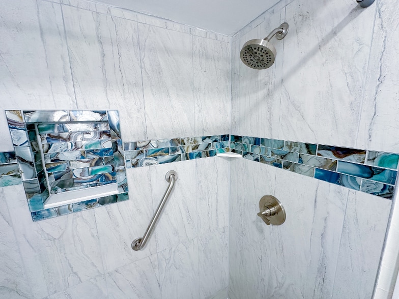 Building Photo - 2370 Leon Ave