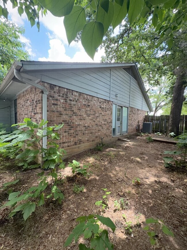 Building Photo - 629 W Ridge Dr