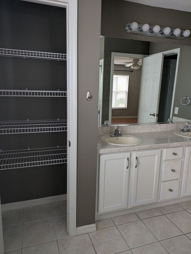 Building Photo - 866 Oak Forest Dr