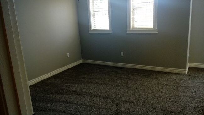 Building Photo - 3 bedroom 2.5 bath Rock Creek Town Home wi...