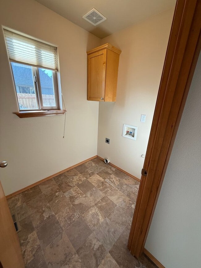 Building Photo - SE 4 Bdrm, 3 bath, New Flooring Throughout, Gas Heat/Fireplace, Double Garage