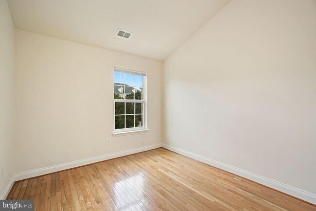 Building Photo - 207 Garden View Way