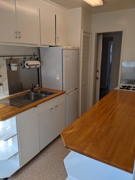 Building Photo - 1546 Rendall Pl