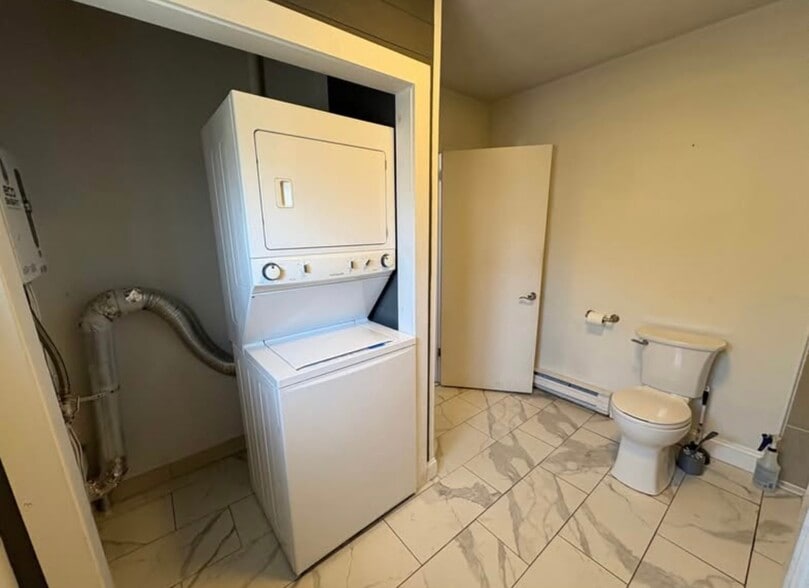 Building Photo - 122 Linden St