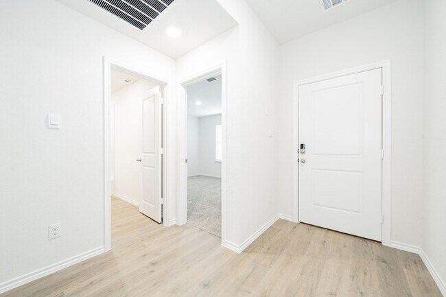 Building Photo - 2147 Thornton Dr