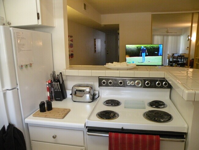 Kitchen - 5300 E Waverly Dr