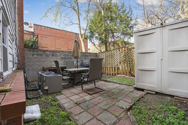 Building Photo - Spacious 1Bd/1Bth condo nestled in the heart of Old Town Alexandria! Pets Welcome!