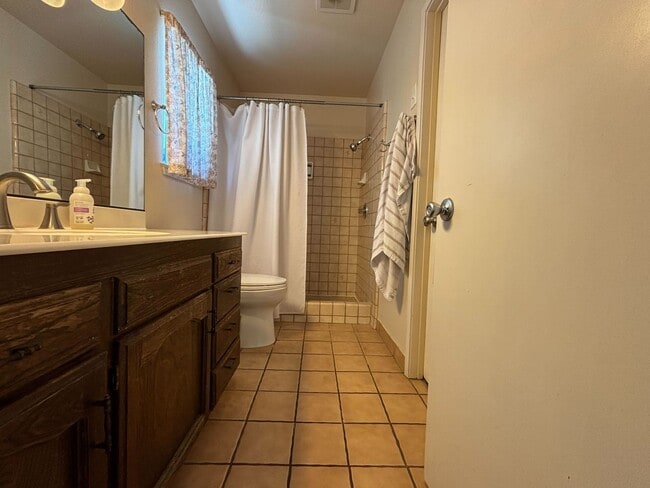 Building Photo - Prime Fresno Location Near River Park and ...