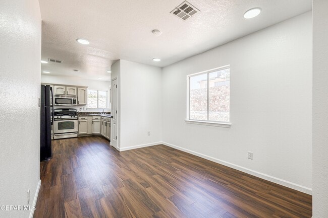 Building Photo - 7600 Plaza Redonda Dr