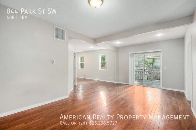 Building Photo - 844 Park St SW