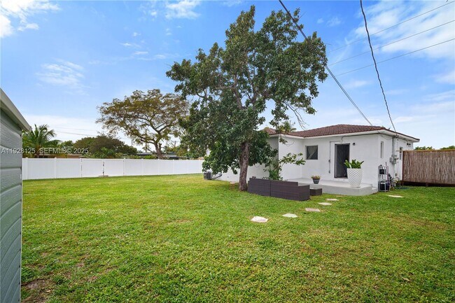 Building Photo - 16101 NE 11th Ave