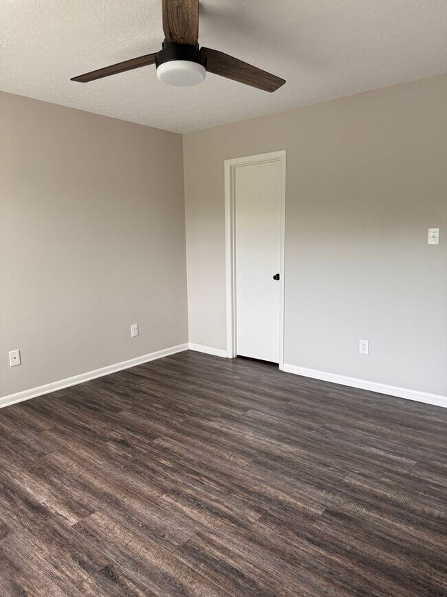 Building Photo - 2 Bedroom || 1.5 Bathroom Townhouse