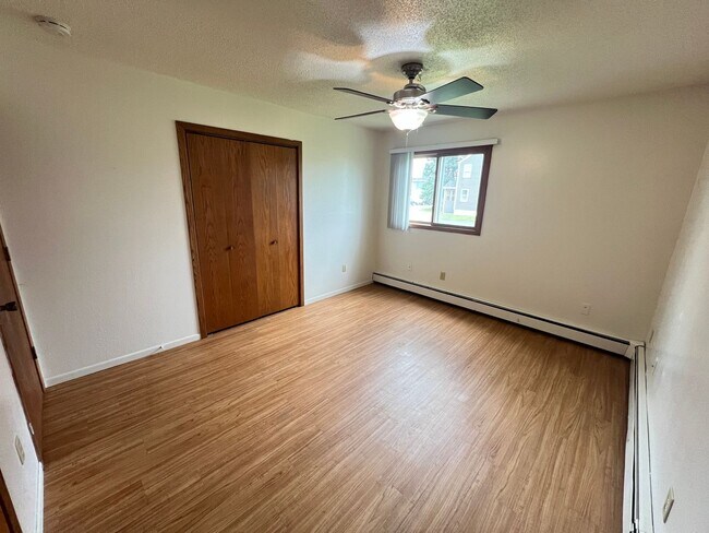 Building Photo - One level living w/ Attached Garage Available July!