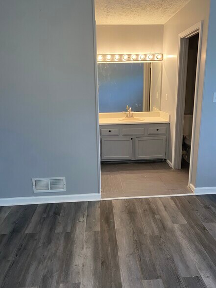 Master bedroom - 6133 Princeton Ave