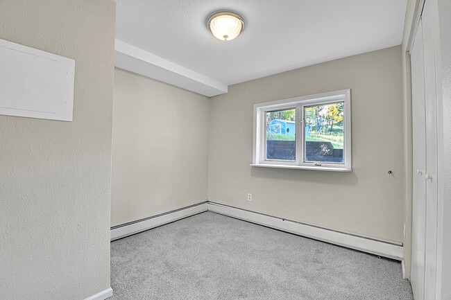 Building Photo - 836 Sleepy Hollow Dr