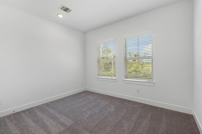 Building Photo - 1326 Shaded Rock Dr